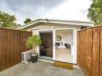 Extraordinarily central; salon plus grounds