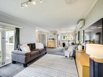 Extraordinarily central; salon plus grounds