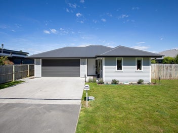 Spacious Family Living on a fully fenced section