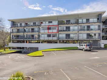 Studio apartment with car park in Albany location