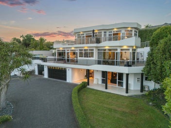 Elegance, Space & Breathtaking Harbour Views