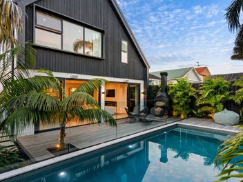 Contemporary family retreat