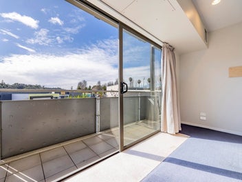 Well-located Albany apartment with car park