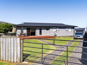 COASTAL HOME + STUDIO