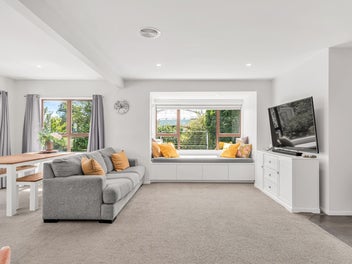 Light-Filled Living on a Generous Section