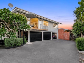 Elevated St Heliers Living with Sea & City Views