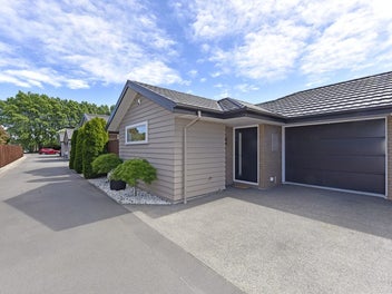 IMMACULATE OVER 50S TOWNHOUSE!