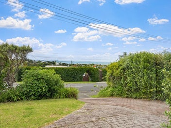 Views. Value. Freehold. Brick & Tile!