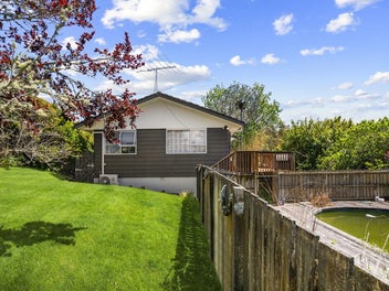 Generous Family Home - Entertainer's Deck & Garden