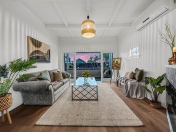 Grand Bungalow + Income Near New Lynn