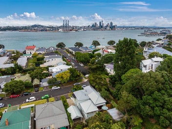 Superb central Devonport residence