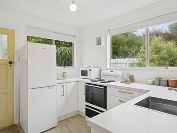 Sunny Sanctuary In Roslyn