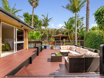 Multi Generational 5 Bedroom in Prime Location