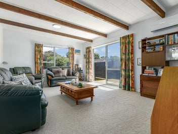 BRICK, EASY & NEAR THE SEA!