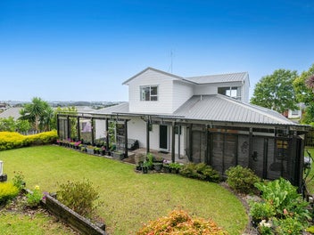 Designer Living in Prime Location