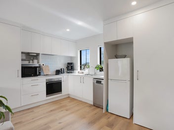 Brick & Freehold|Car Park|West-Facing Courtyard