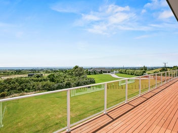 Stunning Panorama On A Manageable Acreage