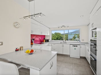 Stunning Panorama On A Manageable Acreage