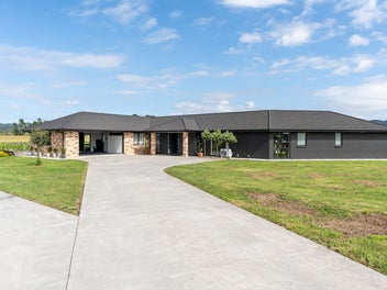 Near-New Rural Living, Minutes to Hamilton