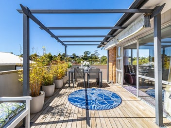 LOW MAINTENANCE, SUNNY & SUPERBLY LOCATED