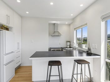 SUPER CUTE & PERFECTLY POSITIONED