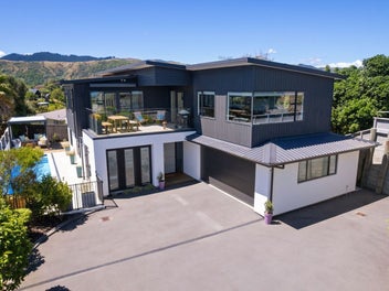 Exquisite coastal Raumati retreat