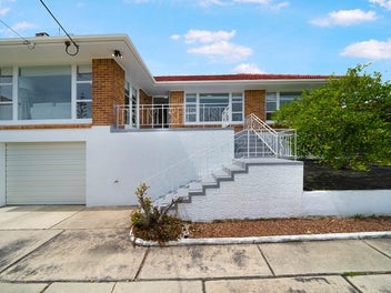 Classic Brick & Tile Beauty on 837m2 Site
