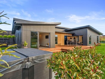 Mapua Living Perfected - Stylish Lock & Leave!