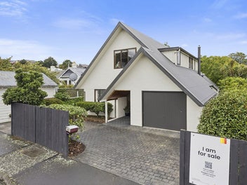 Timeless Architecture in a Prime Roslyn Setting