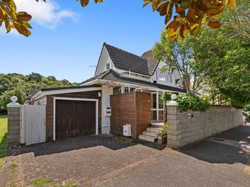 LOCATION IS KEY - JUST 100M TO THE BEACH!