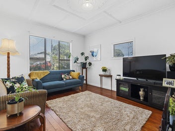 LIVE CENTRAL, WALK EVERYWHERE.