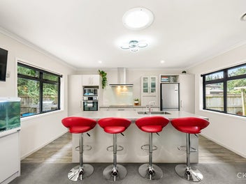 PRIVATE, MODERN LIVING IN A PEACEFUL KELSON