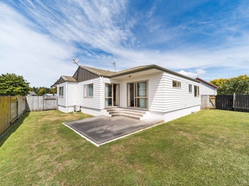 SUNNY CUL-DE-SAC LIVING