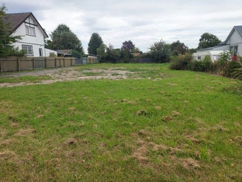 Build New on a Generous 974m2 Section