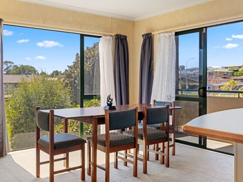 Bring offers! Vendors say sell!