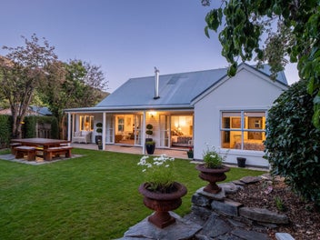 Arrowtown - Fully Refurbished with Expansive Views
