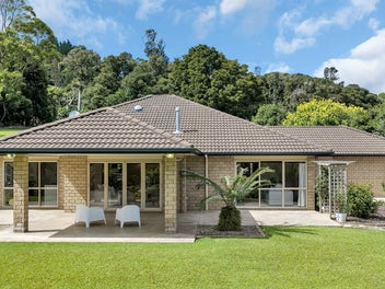 Spacious Modern Country Living