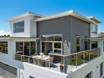 ELEVATED, PRIVATE LIVING WITH VALLEY VIEWS