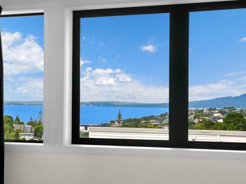 MIAMI in Mairangi, Walk to RANGI