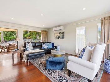 MIAMI in Mairangi, Walk to RANGI