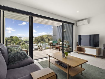 Sunny & Spacious with a View - 2 bed plus Office