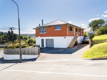 Stylish renovation meets spacious garaging