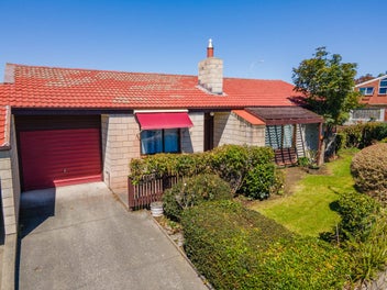 Low-Maintenance Living in a Great Location!