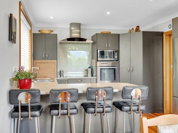 Opoho Gem: Sunny, Solid & Renovated