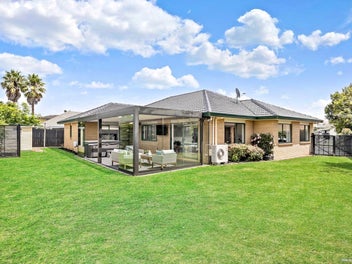 Expansive Single-Level Solid Family Entertainer