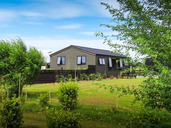 Warm Cottage + Studio + Big Sheds