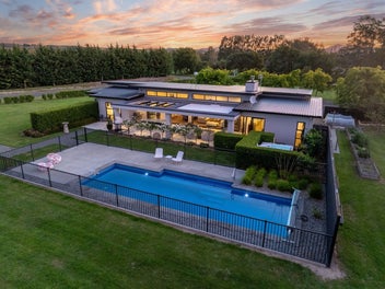 Outstanding Dual Residence in Premier Location