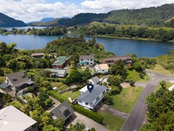 Tranquil Lake Okareka Retreat - Room for Everyone