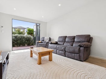 NEAR NEW : ASKING PRICE $639,000