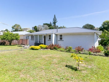 Immaculate & Sunny with Sleepout!